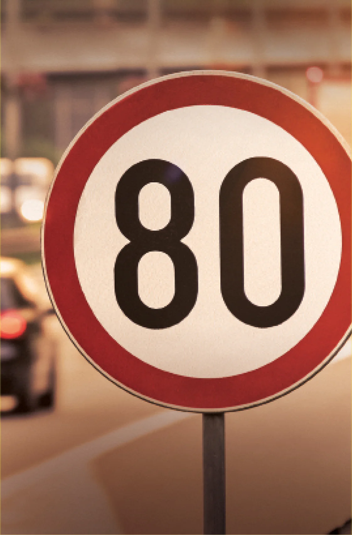 Placa de transito com o número  80  representado